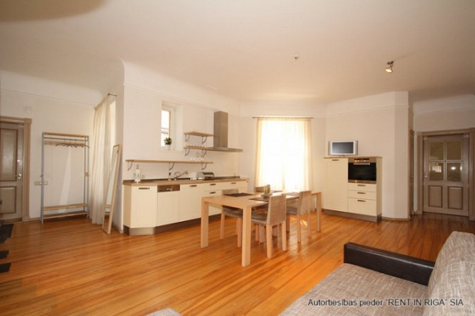 Tiek izīrēts divstāvīgs dzīvoklis, dzīvokļa otrajā stāvā izvietots ziemas dārzs ar Rīga - foto 2