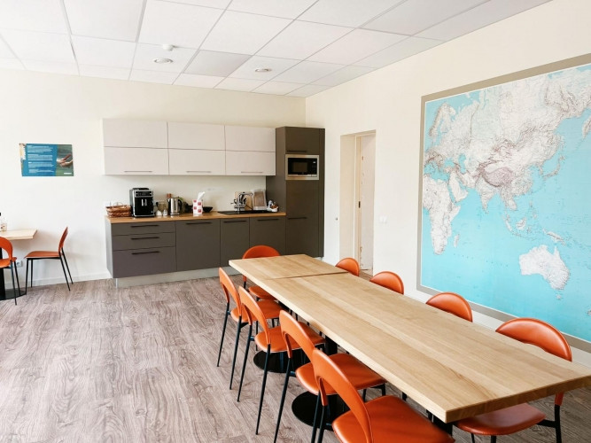 Iznomā biroja telpas biroju ēkā!  Telpas ir pilnībā atbrīvotas. Bez mēbelēm. Ir iespēja Rīga - foto 1