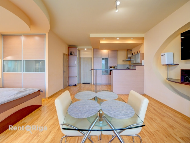 Pārdod modernu studijas tipa dzīvokli ar terasi Pļavniekos!  Ja meklē ērtu, pilnībā Rīga - foto 1