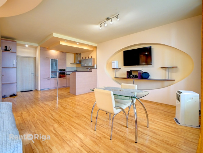 Pārdod modernu studijas tipa dzīvokli ar terasi Pļavniekos!  Ja meklē ērtu, pilnībā Rīga - foto 3