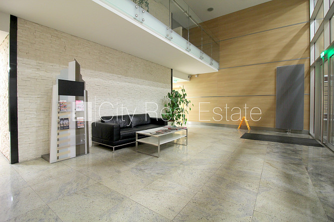 Благоустроенная озеленённая территория, место для машины, лестничная клетка Рига - изображение 13