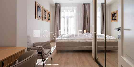 Фасадный дом, реновированный дом, закрытый двор, вход с улицы, полуподвал, Рига