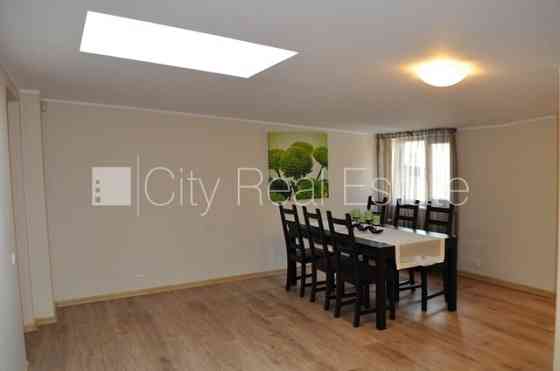 Благоустроенный озеленённый двор, подъездная дорога покрыта брущаткoй, гараж на Юрмала