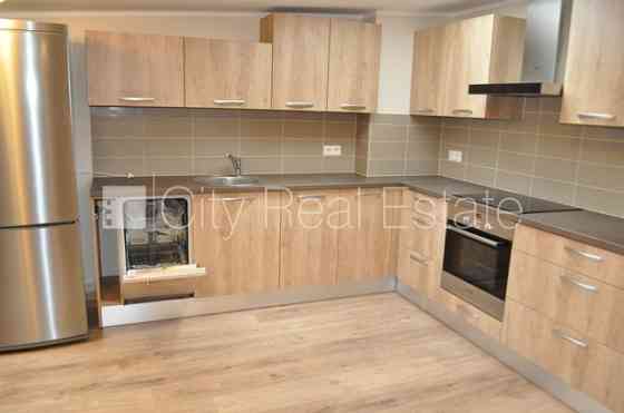 Благоустроенный озеленённый двор, подъездная дорога покрыта брущаткoй, гараж на Юрмала