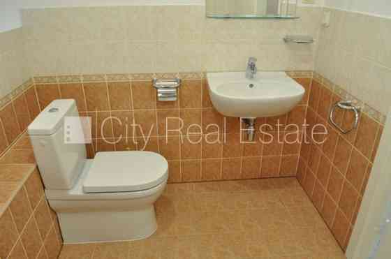 Благоустроенный озеленённый двор, подъездная дорога покрыта брущаткoй, гараж на Юрмала