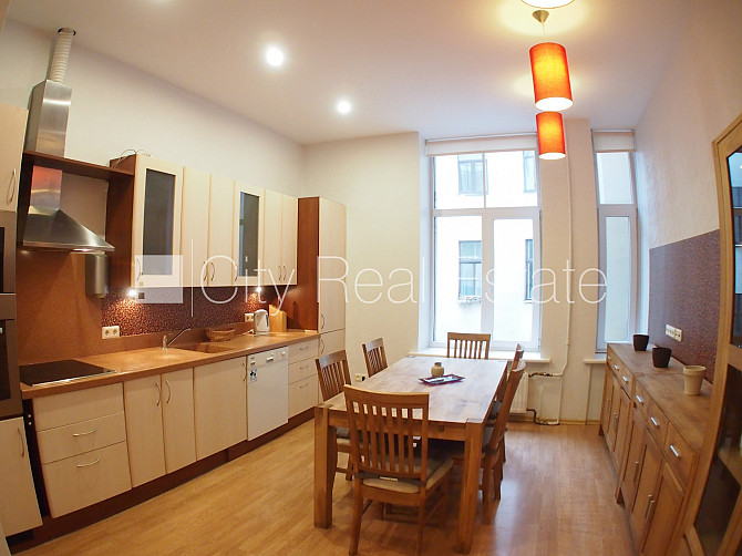 Благоустроенный озеленённый двор, подъездная дорога покрыта брущаткoй, гараж на Юрмала - изображение 10