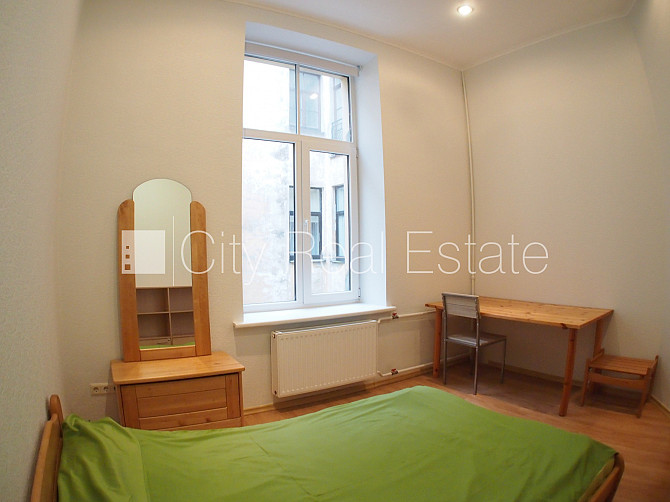 Благоустроенный озеленённый двор, подъездная дорога покрыта брущаткoй, гараж на Юрмала - изображение 15