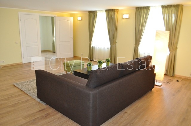 Благоустроенный озеленённый двор, подъездная дорога покрыта брущаткoй, гараж на Юрмала - изображение 1