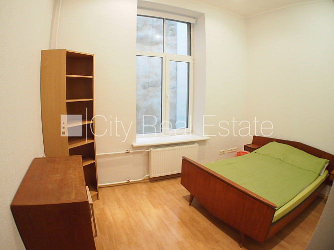 Благоустроенный озеленённый двор, подъездная дорога покрыта брущаткoй, гараж на Юрмала - изображение 17