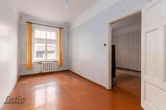 Pārdod divistabu dzīvokli pirmskara laika mūra ēkā (1912.g.). Augsti griesti, logi vērsti uz iekšpag Рига