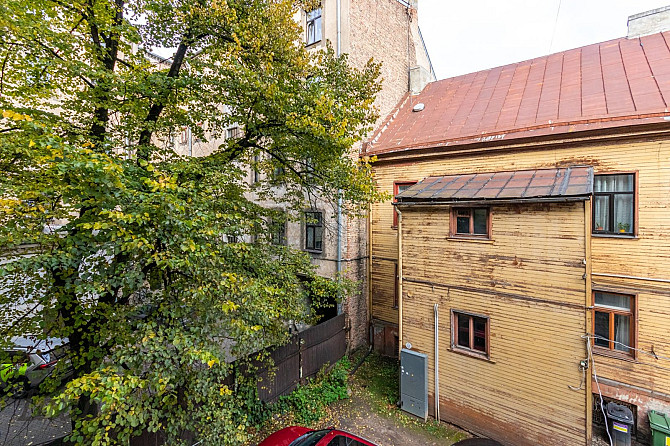 Pārdod divistabu dzīvokli pirmskara laika mūra ēkā (1912.g.). Augsti griesti, logi vērsti uz iekšpag Рига - изображение 4