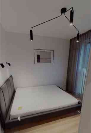 Tiek piedāvāts kvalitatīvs un pilnībā mēbelēts divistabu dzīvoklis jaunā projektā Rīgas klusā centra Рига