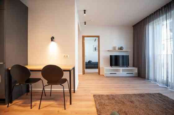 Tiek piedāvāts kvalitatīvs un pilnībā mēbelēts divistabu dzīvoklis jaunā projektā Rīgas klusā centra Рига