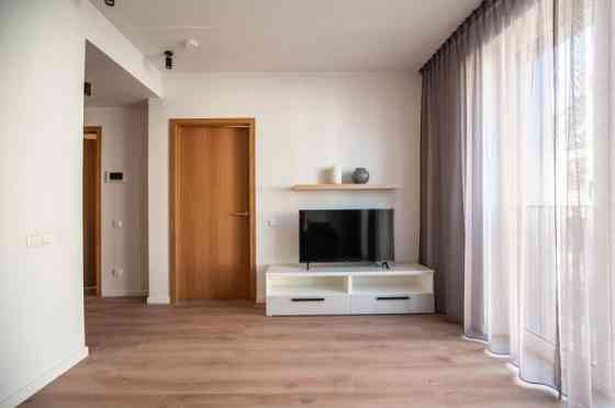 Tiek piedāvāts kvalitatīvs un pilnībā mēbelēts divistabu dzīvoklis jaunā projektā Rīgas klusā centra Рига