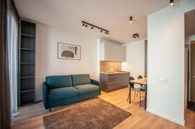 Tiek piedāvāts kvalitatīvs un pilnībā mēbelēts divistabu dzīvoklis jaunā projektā Rīgas klusā centra Рига - изображение 1