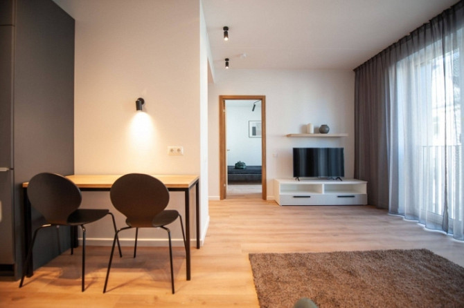 Tiek piedāvāts kvalitatīvs un pilnībā mēbelēts divistabu dzīvoklis jaunā projektā Rīgas klusā centra Рига - изображение 4