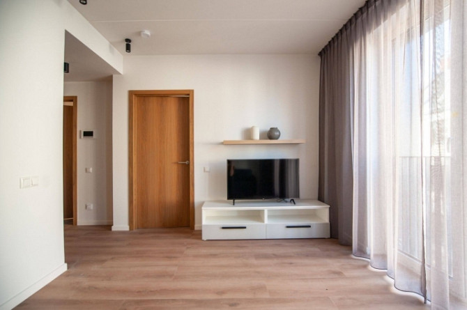 Tiek piedāvāts kvalitatīvs un pilnībā mēbelēts divistabu dzīvoklis jaunā projektā Rīgas klusā centra Рига - изображение 3