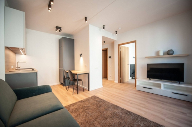 Tiek piedāvāts kvalitatīvs un pilnībā mēbelēts divistabu dzīvoklis jaunā projektā Rīgas klusā centra Рига - изображение 5