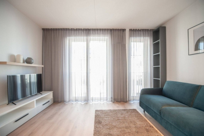 Tiek piedāvāts kvalitatīvs un pilnībā mēbelēts divistabu dzīvoklis jaunā projektā Rīgas klusā centra Рига - изображение 2