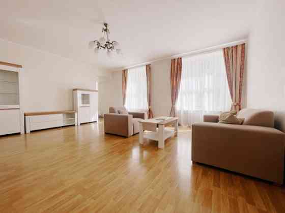 Сдаётся уютная и комфортная квартира в тихом центре Риги. Общая площадь  142 м. Rīga