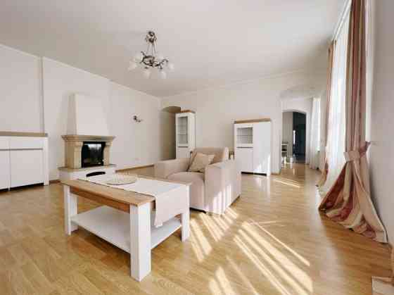 Сдаётся уютная и комфортная квартира в тихом центре Риги. Общая площадь  142 м. Rīga