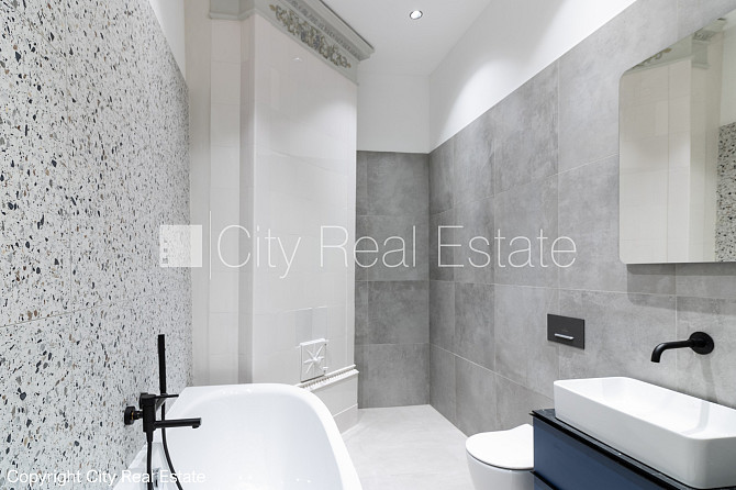 Закрытый двор, вход с улицы и со двора, лестничная клетка после косметического Рига - изображение 20