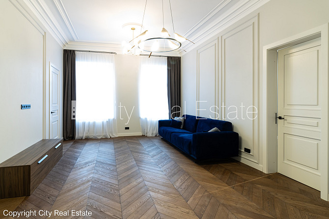 Закрытый двор, вход с улицы и со двора, лестничная клетка после косметического Рига - изображение 4