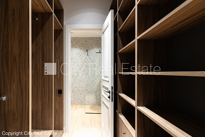 Закрытый двор, вход с улицы и со двора, лестничная клетка после косметического Рига - изображение 13