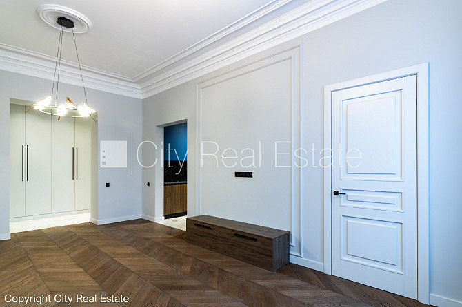 Закрытый двор, вход с улицы и со двора, лестничная клетка после косметического Рига - изображение 16