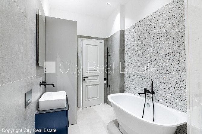 Закрытый двор, вход с улицы и со двора, лестничная клетка после косметического Рига - изображение 19