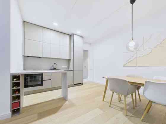 Элегантная 3-комнатная квартира в новом проекте Mežaparka Villages  Предлагается светлая Рига