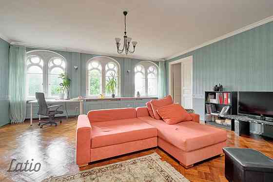 Pārdod autentisku un plašu piecistabu dzīvokli ar balkonu-lodžiju Rīgas pilsētas centrā netālu no Kr Рига