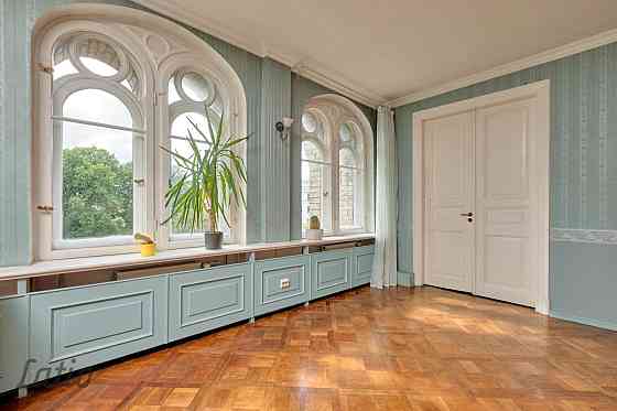 Pārdod autentisku un plašu piecistabu dzīvokli ar balkonu-lodžiju Rīgas pilsētas centrā netālu no Kr Рига