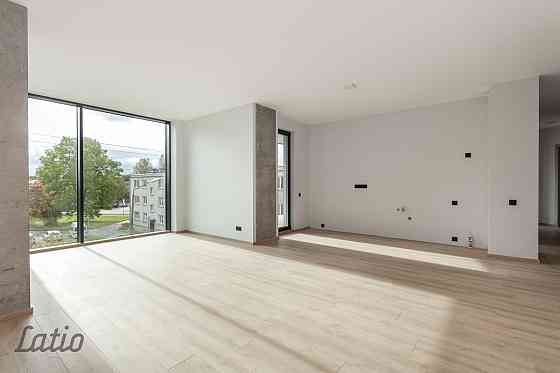 Ekskluzīvā vietā, Siguldas centrā, pieejams 4-istabu dzīvoklis ar plašu terasi. Pārdod modernu dzīvo Cигулда