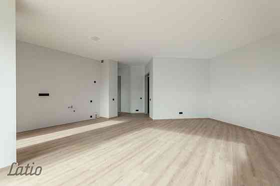 Ekskluzīvā vietā, Siguldas centrā, pieejams 4-istabu dzīvoklis ar plašu terasi. Pārdod modernu dzīvo Cигулда