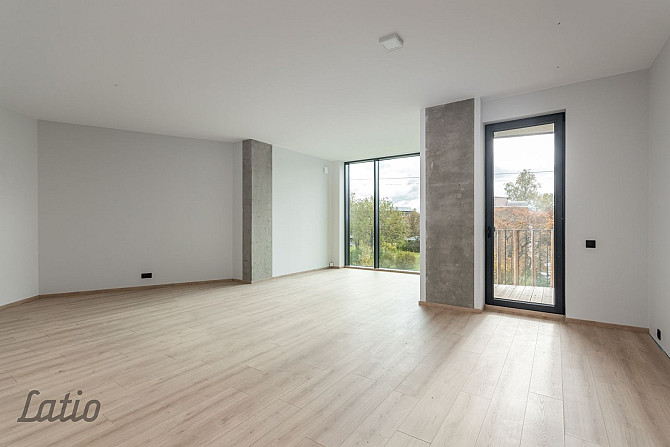 Ekskluzīvā vietā, Siguldas centrā, pieejams 4-istabu dzīvoklis ar plašu terasi. Pārdod modernu dzīvo Cигулда - изображение 1