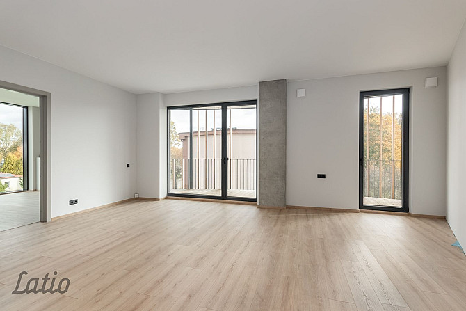 Ekskluzīvā vietā, Siguldas centrā, pieejams 3-istabu dzīvoklis ar plašu terasi. Pārdod modernu dzīvo Cигулда - изображение 1