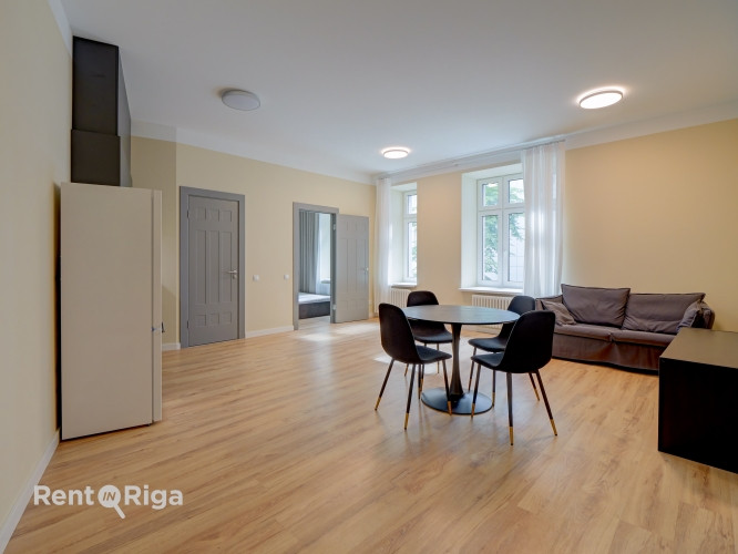 Mēbelēts 2-istabu dzīvoklis jūgendstila ēkā Rīgas centrā  Soļu attālumā no Klusā Rīga - foto 1