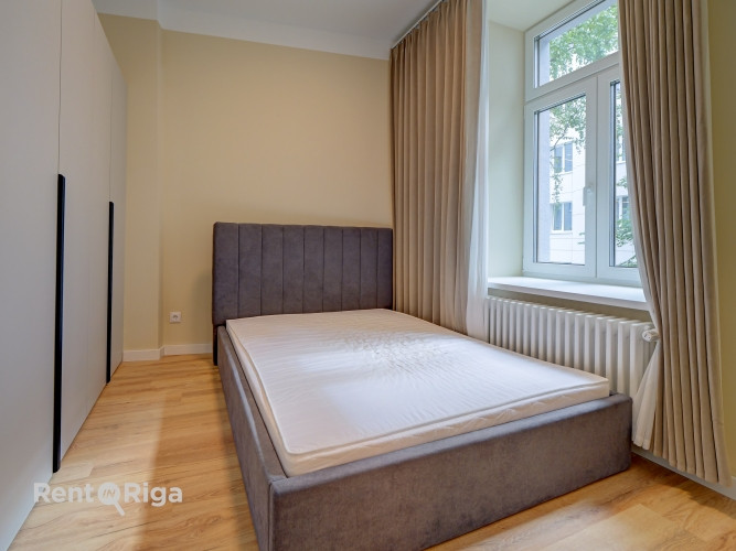 Mēbelēts 2-istabu dzīvoklis jūgendstila ēkā Rīgas centrā  Soļu attālumā no Klusā Rīga - foto 3