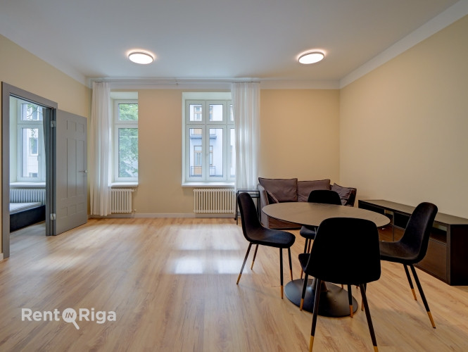 Mēbelēts 2-istabu dzīvoklis jūgendstila ēkā Rīgas centrā  Soļu attālumā no Klusā Rīga - foto 2