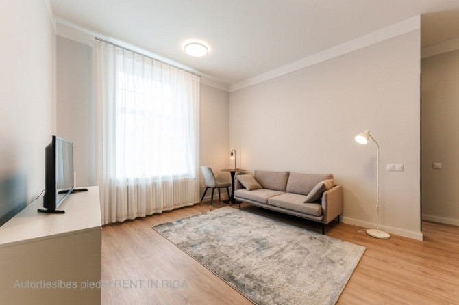 Pilnībā mēbelēts 2-istabu dzīvoklis jūgendstila ēkā Rīgas Centrā.  Krišjāņa Valdemāra Rīga - foto 3