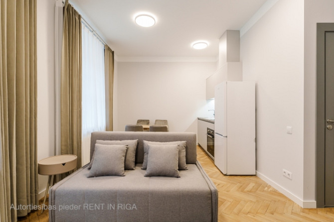 Mēbelēts Studio dzīvoklis Rīgas Centrā  Dzīvoklis ietver dzīvojamo istabu, kas apvienota ar Rīga - foto 2