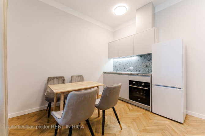 Mēbelēts Studio dzīvoklis Rīgas Centrā  Dzīvoklis ietver dzīvojamo istabu, kas apvienota ar Rīga - foto 3