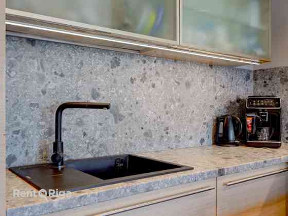 На продажу предлагается очень светлая и просторная квартира.  Квартира состоит Rīga