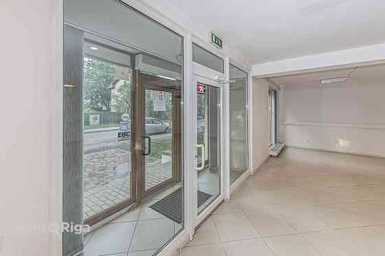 Plaša pielietojuma telpas Čiekurkalnā.   Piedāvājam nomai gaišas un plašas telpas ēkas pirmajā stāvā Rīga