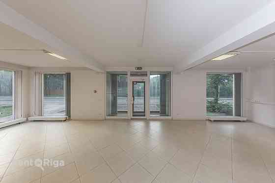 Plaša pielietojuma telpas Čiekurkalnā.   Piedāvājam nomai gaišas un plašas telpas ēkas pirmajā stāvā Rīga