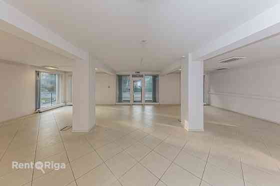 Plaša pielietojuma telpas Čiekurkalnā.   Piedāvājam nomai gaišas un plašas telpas ēkas pirmajā stāvā Rīga