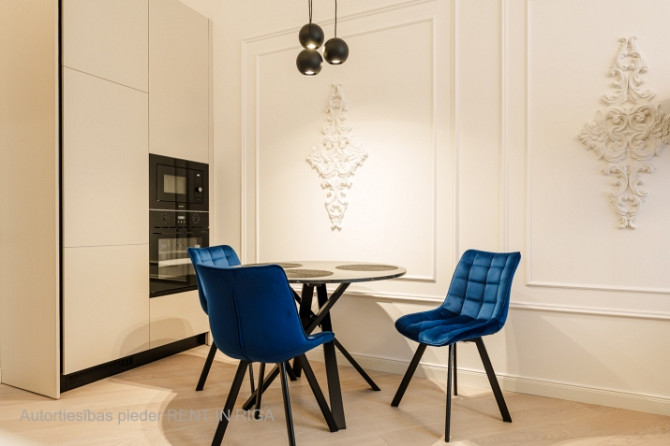 Tiek piedāvāts īrei izsmalcināts dzīvoklis skaistā, aristokrātiskā ēkā Barona un Rīga - foto 6