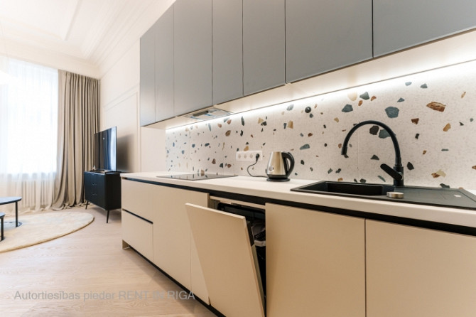 Tiek piedāvāts īrei izsmalcināts dzīvoklis skaistā, aristokrātiskā ēkā Barona un Rīga - foto 9