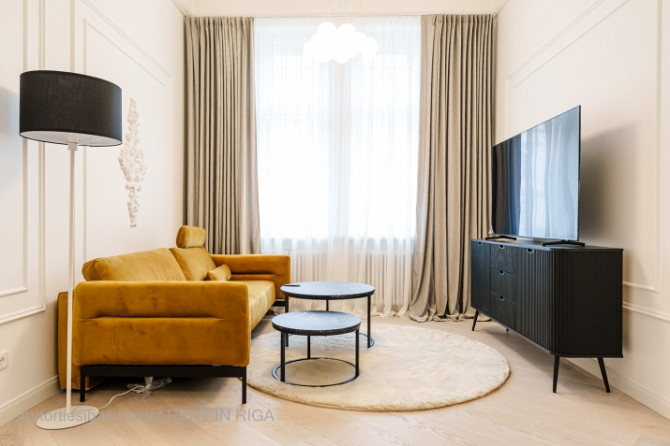 Tiek piedāvāts īrei izsmalcināts dzīvoklis skaistā, aristokrātiskā ēkā Barona un Rīga - foto 1